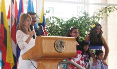 Martha Cabral, Comisionado Tony Ortiz y niños del Passport School.